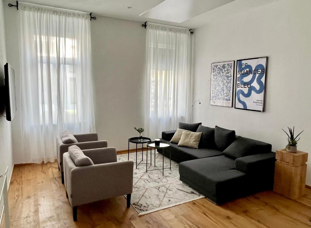 格拉茨Wohnung in Graz的客厅配有沙发和椅子