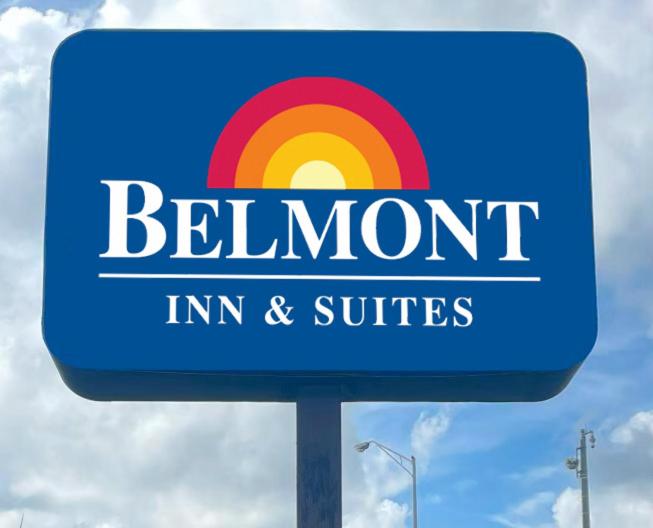 佛罗里达市Belmont Inn & Suites的彩虹旅馆和套房标志的蓝色标志