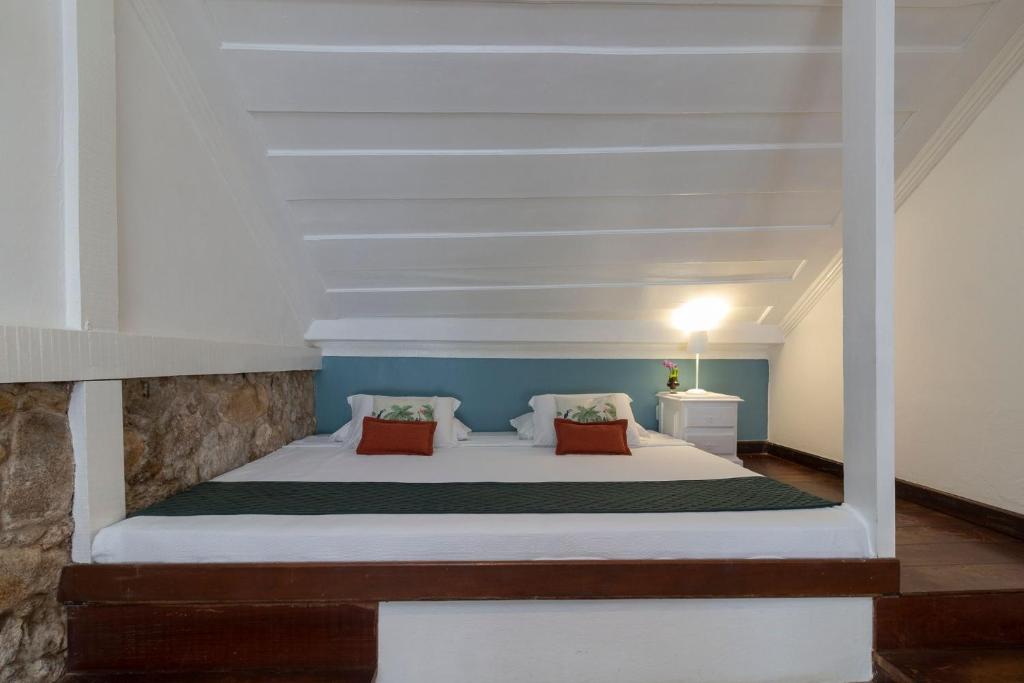 帕拉蒂Sandi Hotel的卧室配有白色的床和2个枕头