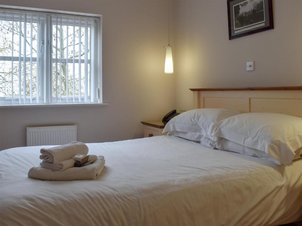 马托克Hollies Cottage 16 - Uck4539的卧室里设有一张床,上面有一只动物