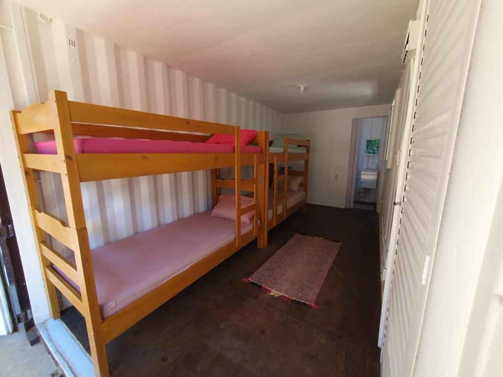 圣若泽-杜巴雷鲁Casa Container na Serra da Bocaina的一间小房间,内设两张双层床