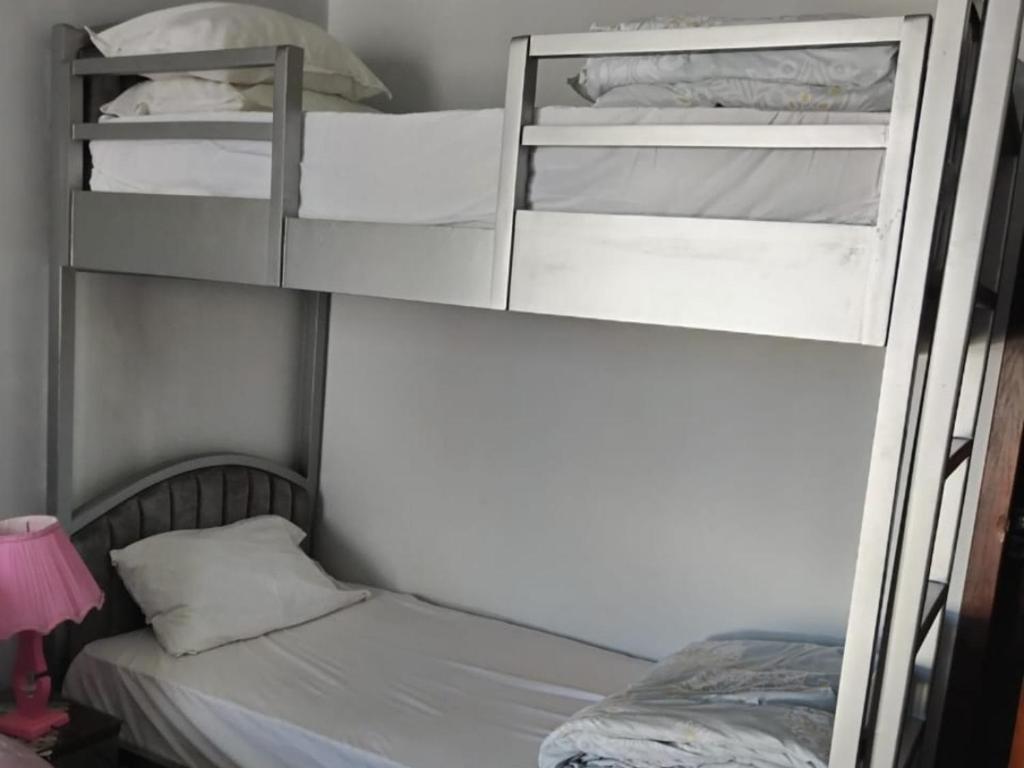 塞得港Porto Said的配有2张双层床的宿舍间