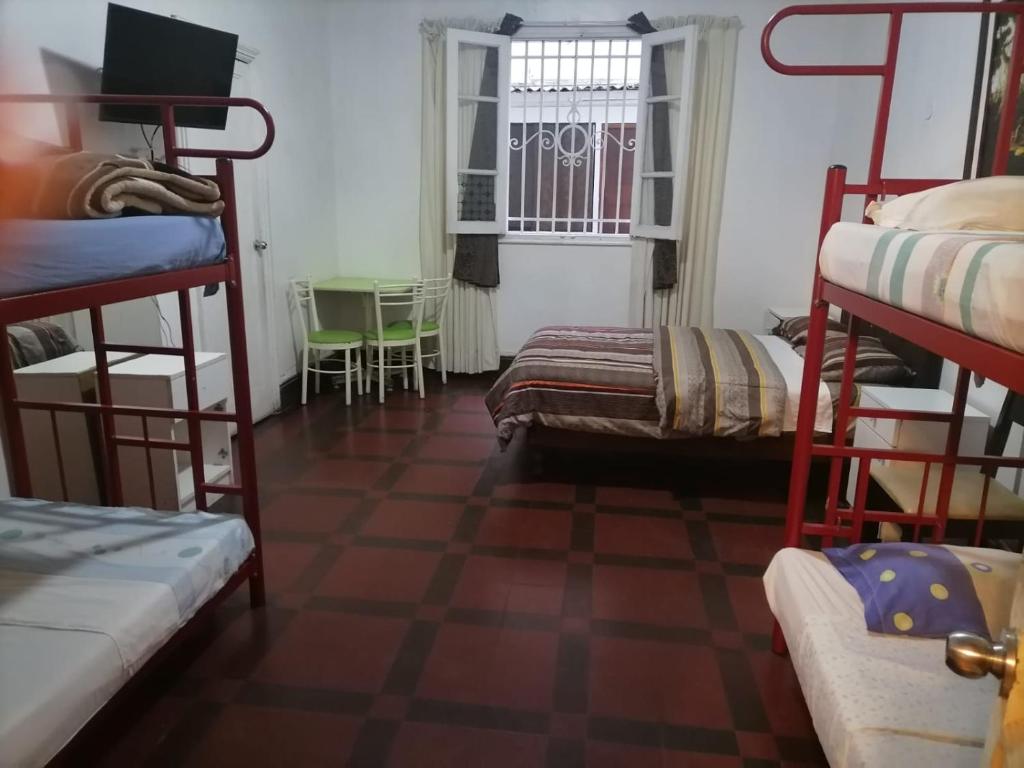 利马EL SEÑORIAL的客房设有双层床和 ⁇ 板地板。