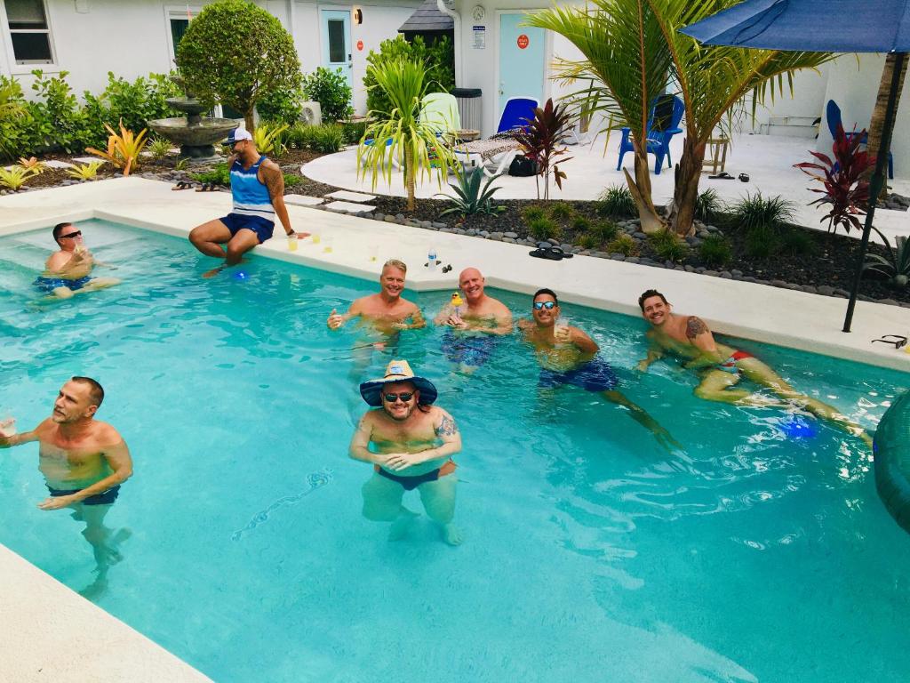 劳德代尔堡The Agustin Guesthouse - Men Only Clothing Optional的一群人在游泳池里