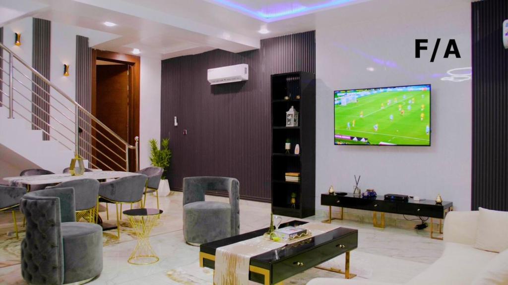伊凯贾Favourite Luxury 2 Bedroom Apartment的客厅的墙上配有电视