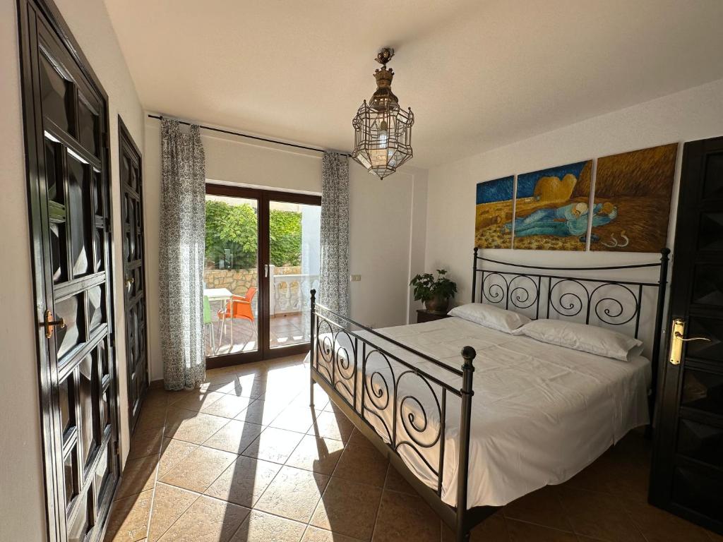 阿尔姆尼卡Playa Cotobro LA HIGUERA的一间卧室配有一张床和一个吊灯