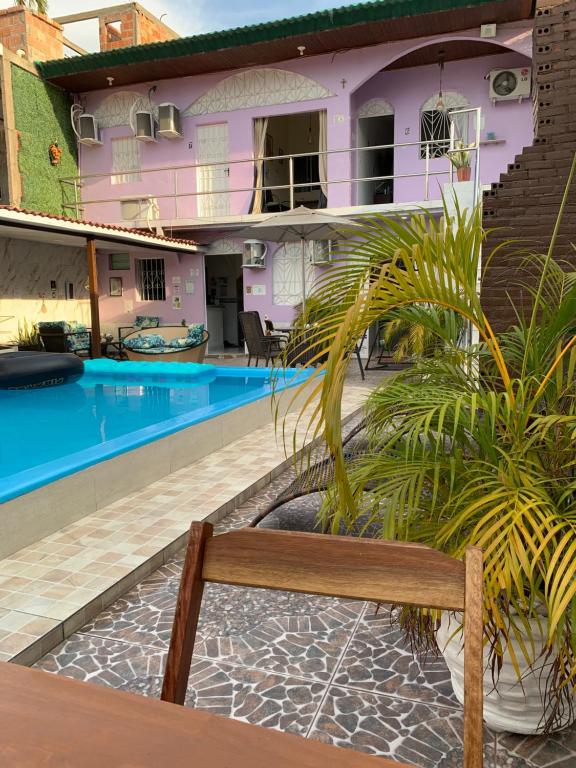 马瑙斯Residencial Napolitan的房屋前的长凳,带游泳池