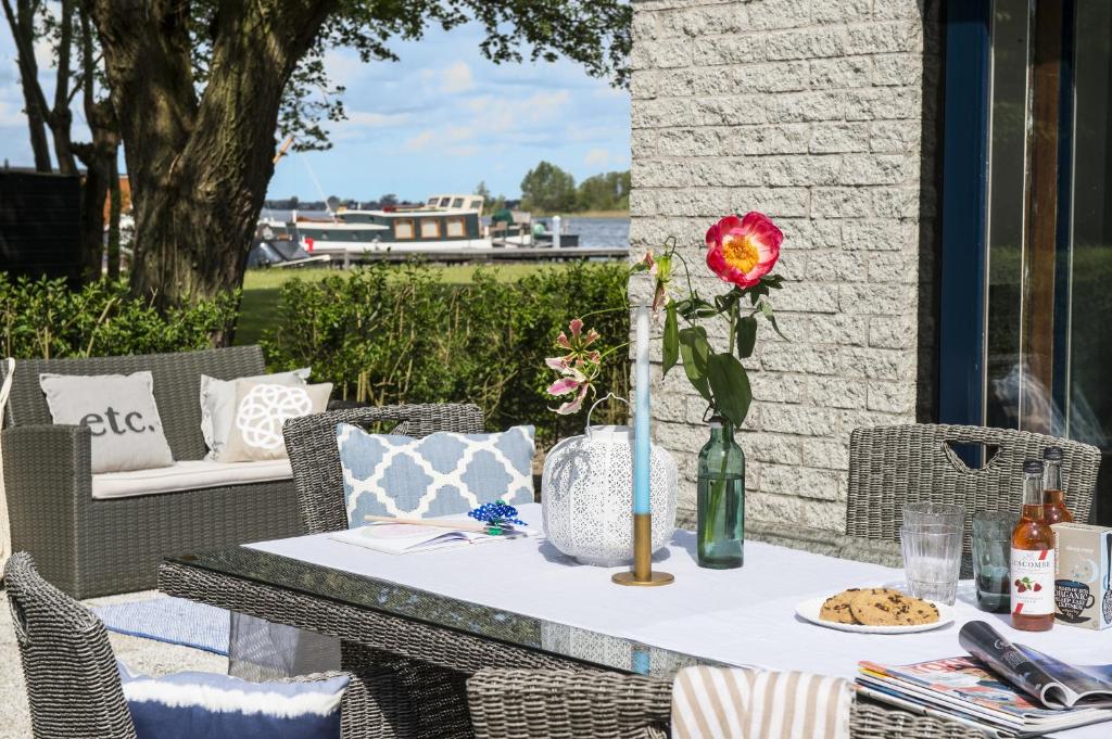 洛斯德雷赫特阿姆斯特丹/鲁斯德雷奇璃园范登布如科村度假屋的天井上花瓶上的桌子