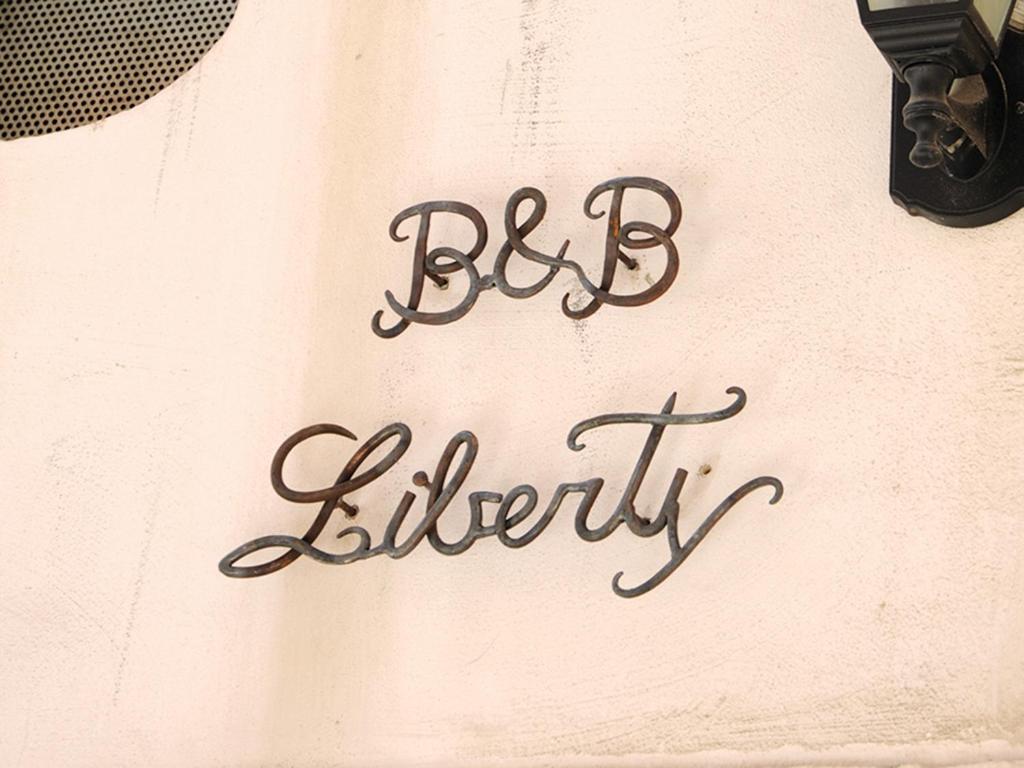 安德里亚B&B Liberty的墙上大图书馆字样的标志