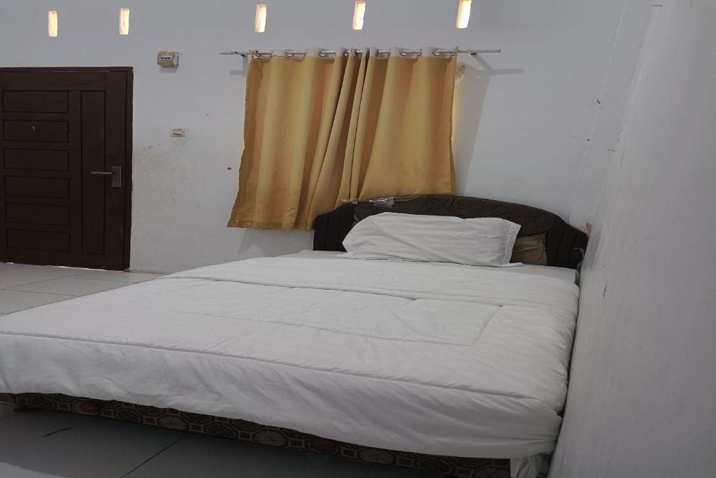 北干巴鲁SPOT ON 92974 Arsen House的一张位于带窗户的房间的床