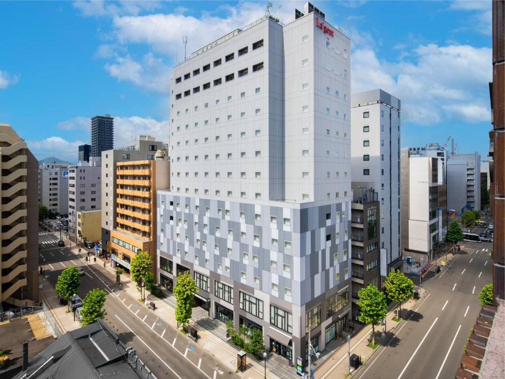札幌北海道札幌大通柔婕阁酒店的一条城市街道上高大的白色建筑