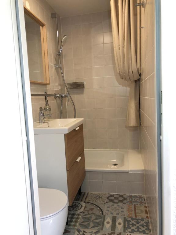 特伦特Pension Trent的浴室配有卫生间、盥洗盆和淋浴。