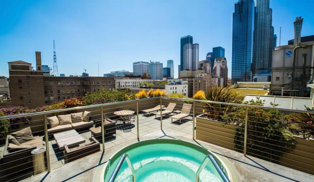 洛杉矶Historic Downtown LA Loft - Urban Charm的市景阳台的热水浴池