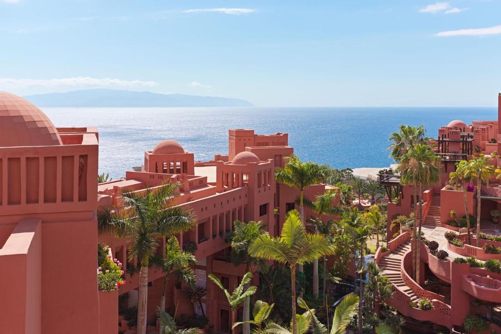 吉亚德伊索拉The Ritz-Carlton Tenerife, Abama的享有以大海为背景的度假胜地的景致