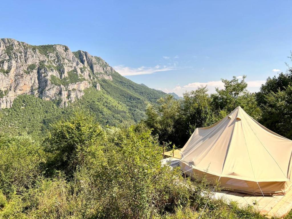 Trnski OdorovciRosehip camp的背靠山的棕褐色帐篷
