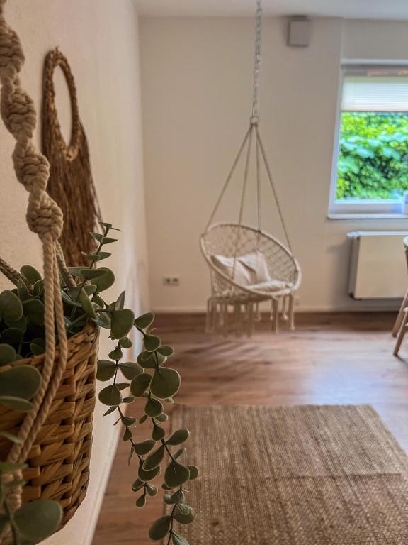 UnteropfingenBergoase Relax&Spa的客厅配有秋千和植物