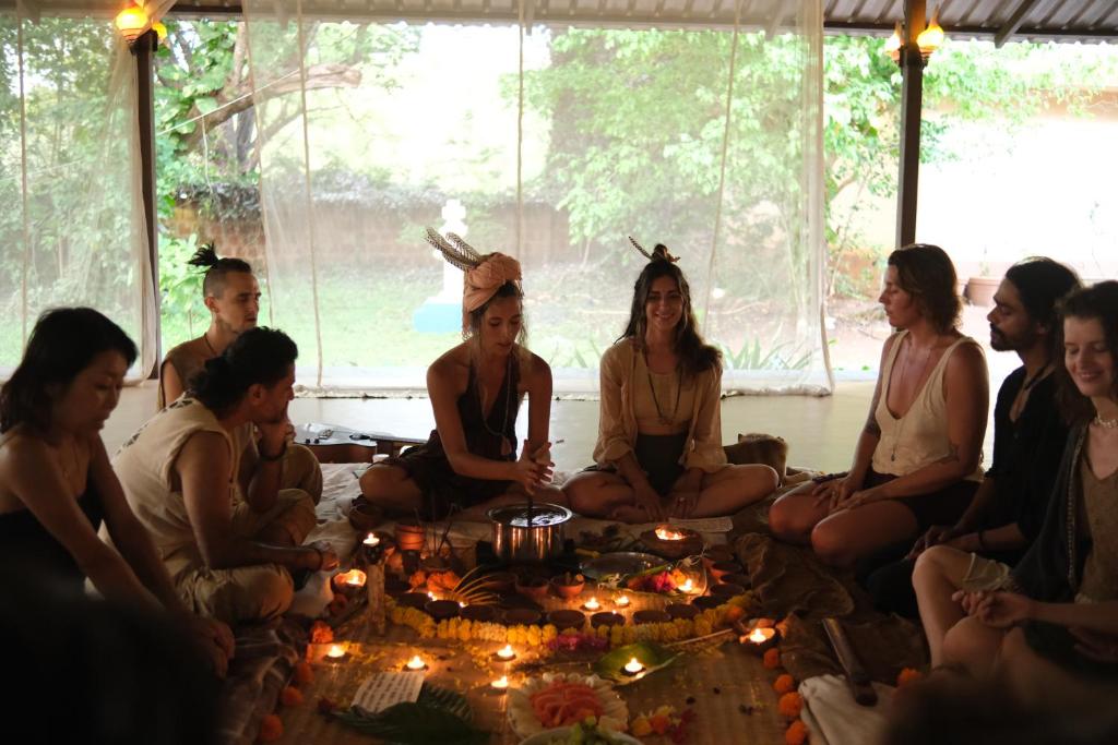 阿姆波尔Villas in Wellness Centre with Sauna的一群人坐在桌子旁,拿着蜡烛