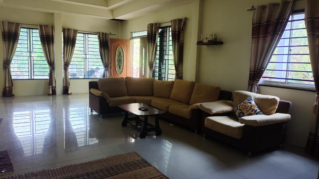 Kampong TengSteffan Family Stay的客厅配有沙发和两把椅子