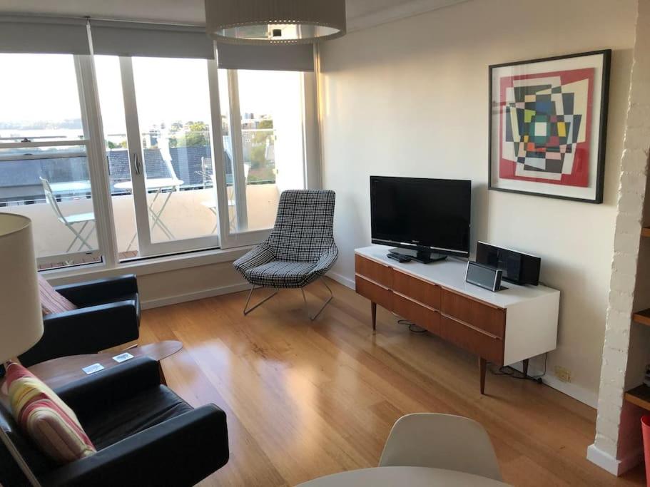 悉尼1 bedroom apartment in Paddington with beautiful view的客厅配有平面电视和沙发。