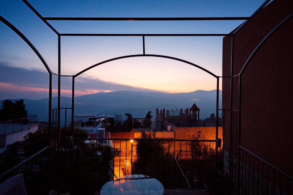 萨法德Artists Colony Inn Zefat的从大楼的阳台上可欣赏到日落美景