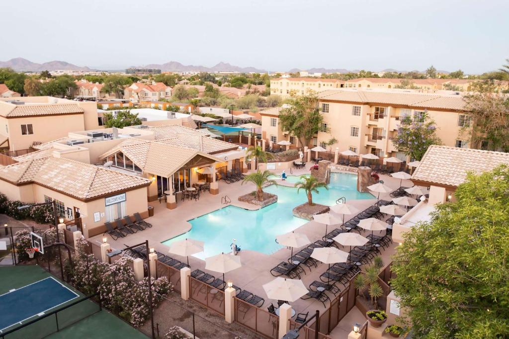 斯科茨Hilton Vacation Club Scottsdale Villa Mirage的享有度假村游泳池的空中景致