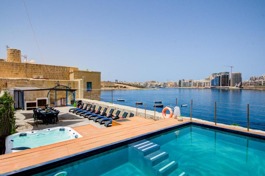 瓦莱塔Valletta Waterfront Villa with Pool and Jacuzzi的游泳池旁设有甲板