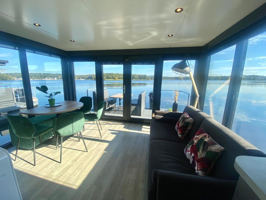 MiddelaarHouseboats Mookerplas的客厅配有沙发和桌子