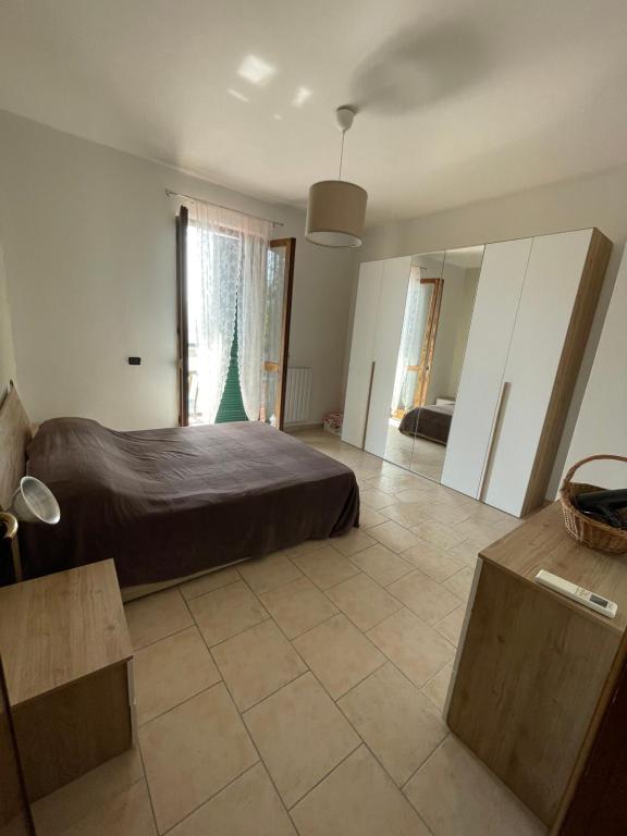 马里纳迪马萨Appartamento vicino al mare的卧室配有1张床,铺有瓷砖地板。