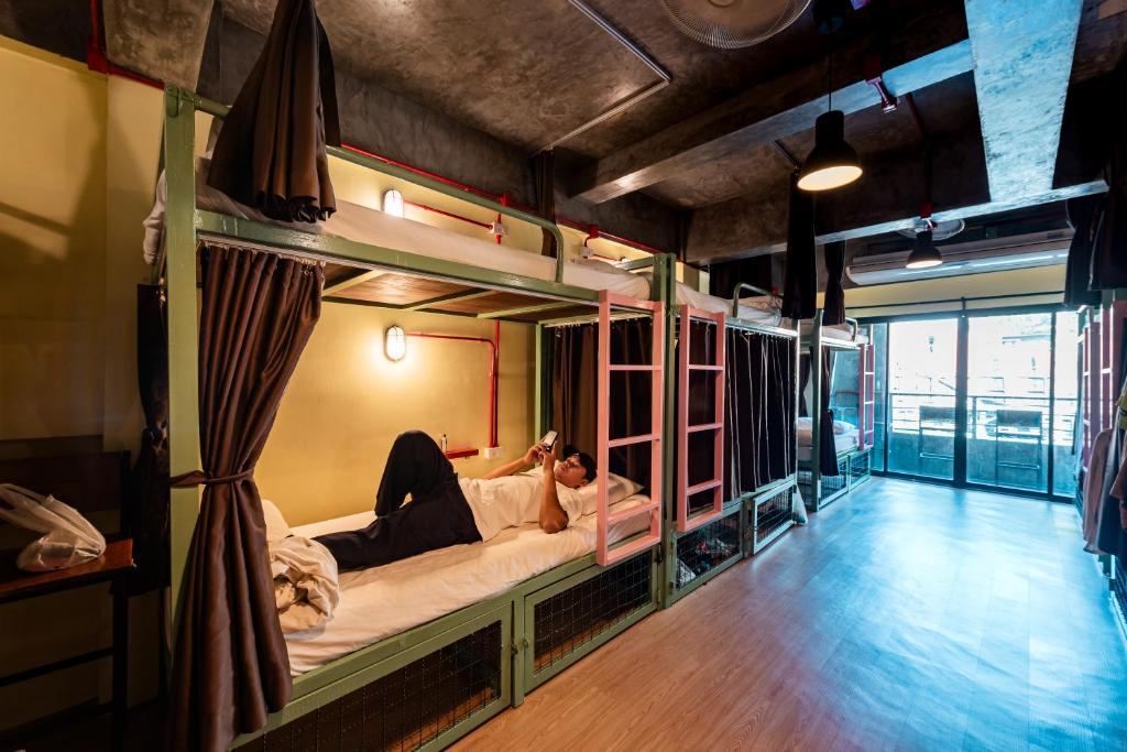 Sleeper Hostel客房内的一张或多张床位