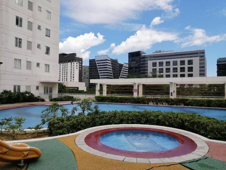 宿务1-BR unit in IT Park Cebu City的一座位于城市中心的大型游泳池,拥有建筑