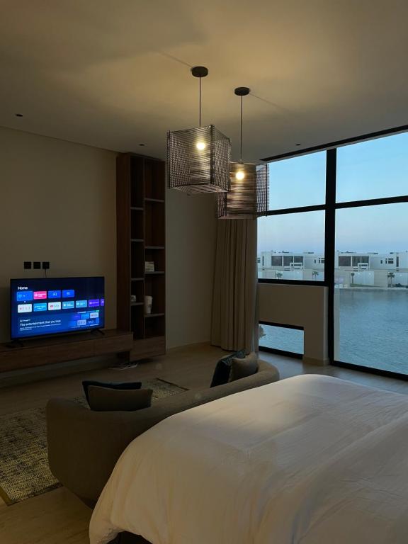 半月湾Elite Resort - Private Pool & Beach的一间卧室配有一张大床和一台平面电视