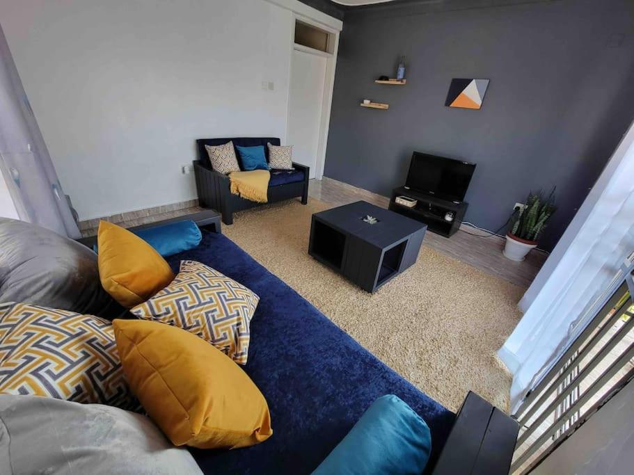 金贾Rozy homes Jinja的带沙发和电视的客厅