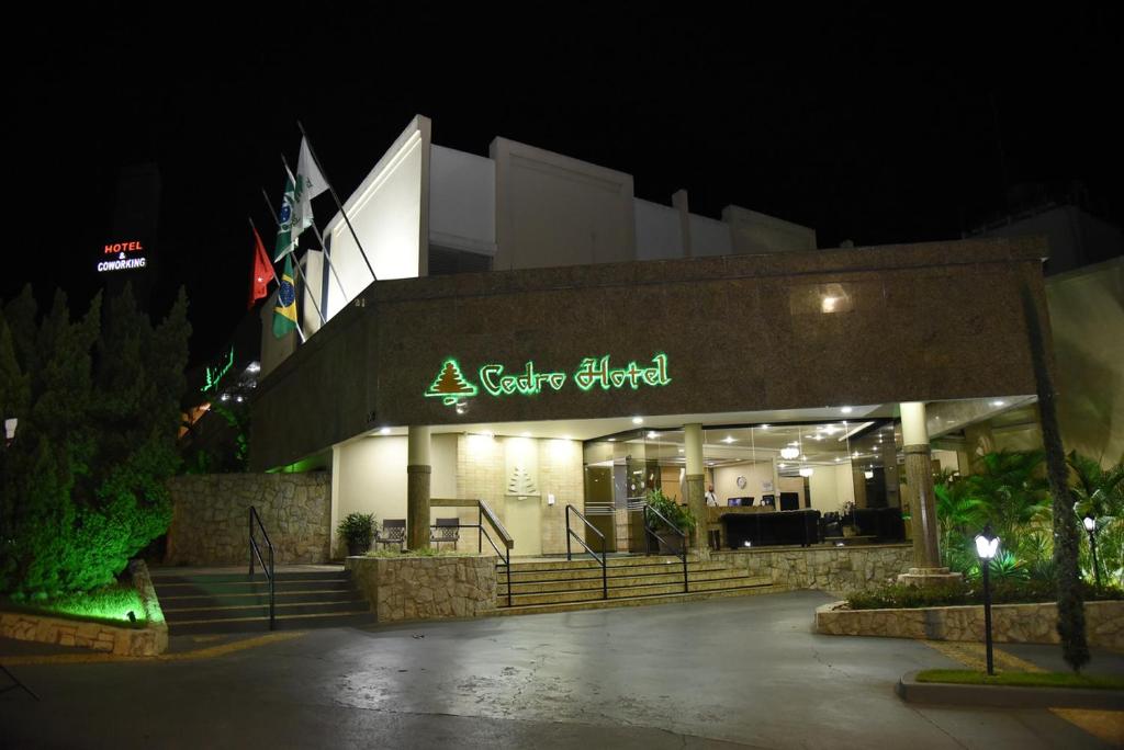 隆德里纳塞德罗酒店的夜间在建筑物前的商店