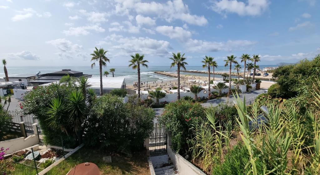 斯佩隆加LA VILLA fronte SPIAGGIA BANDIERA BLU的从度假村的阳台上可欣赏到海滩景色