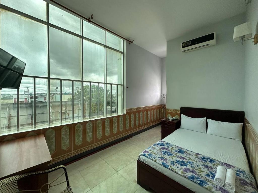 波来古市天达汽车酒店的一间卧室设有一张床和一个大窗户
