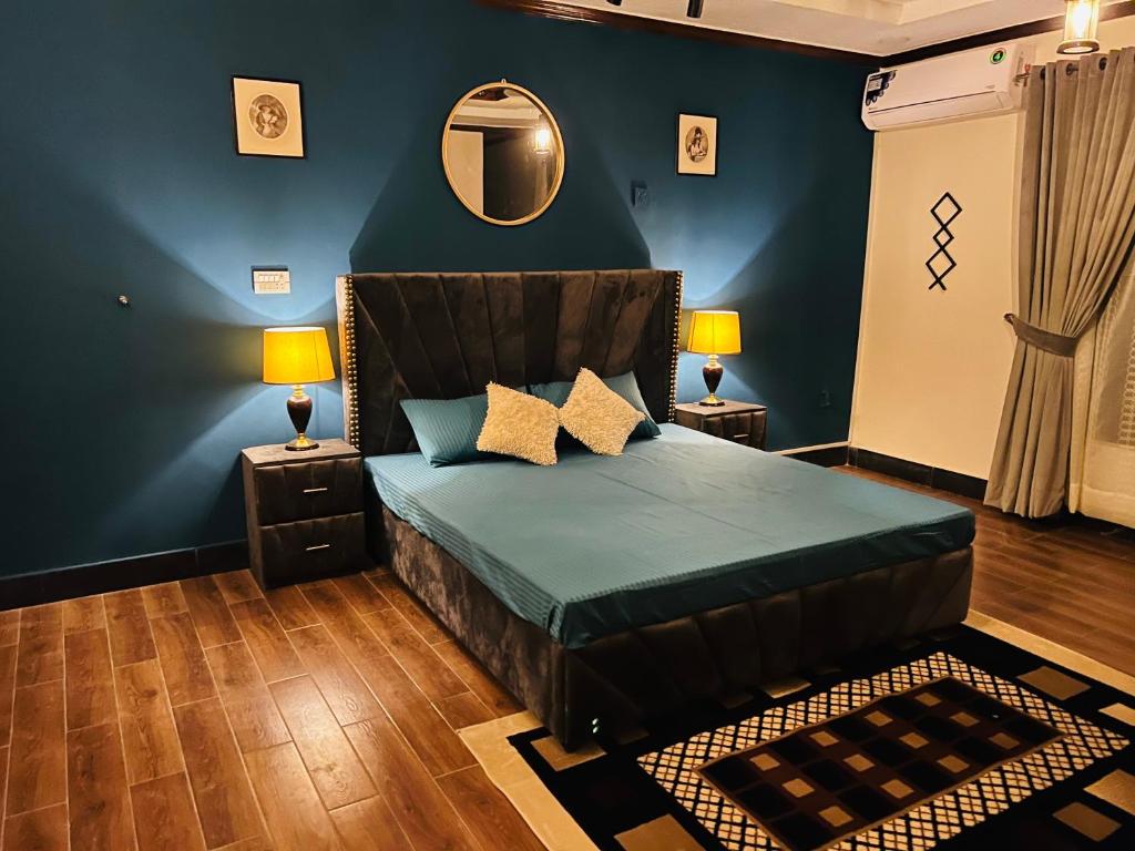 伊斯兰堡The Comfort Lodge的一间卧室配有一张带蓝色墙壁和镜子的床