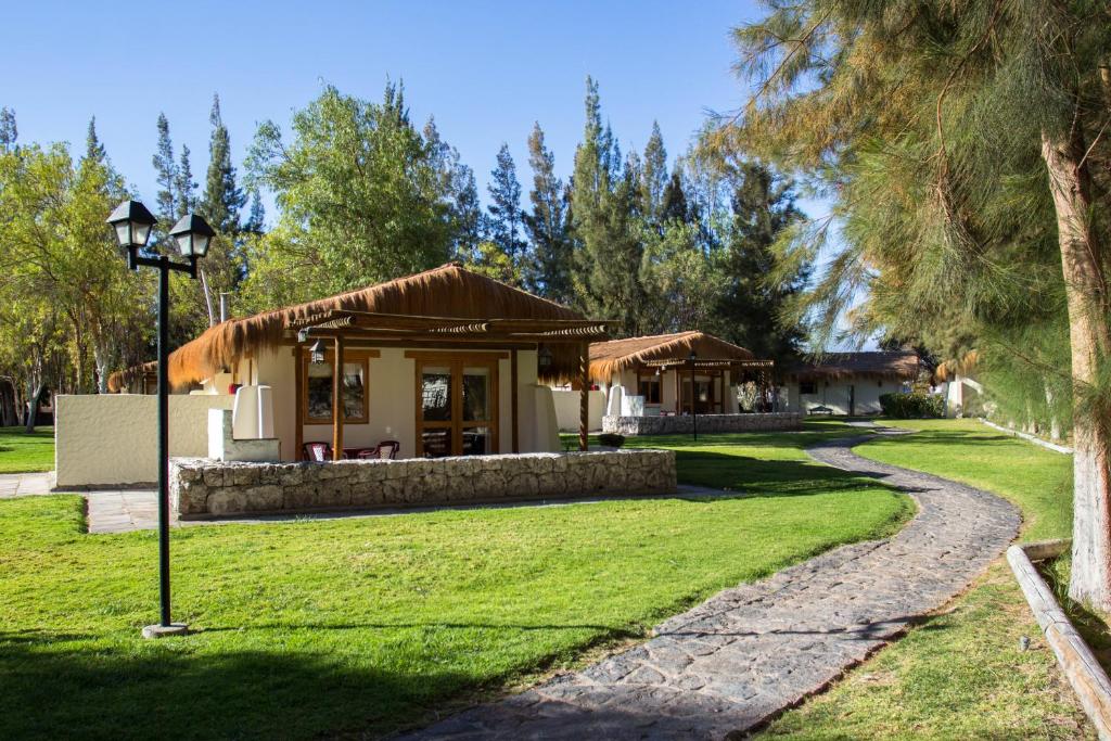 皮卡Cabañas La Huayca - Caja Los Andes的通往庭院的房屋