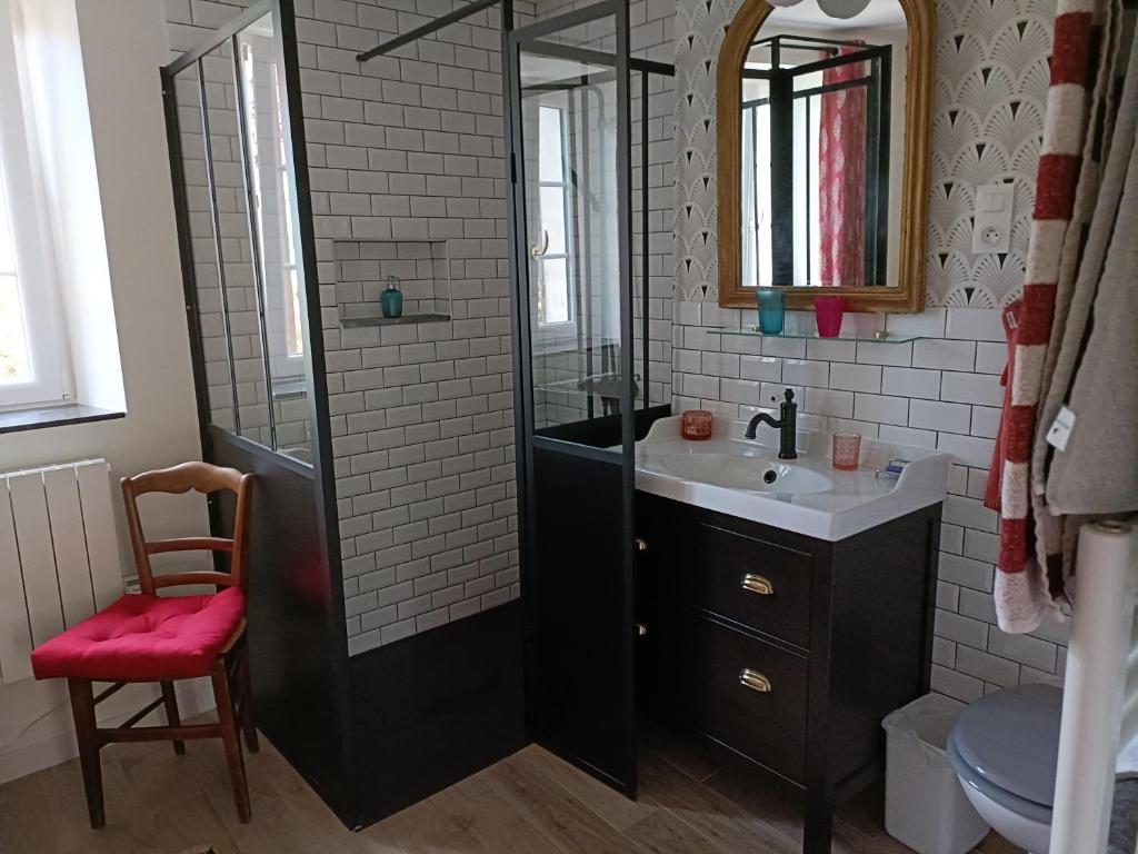 Saint-Just城堡大道民宿的带淋浴、盥洗盆和镜子的浴室