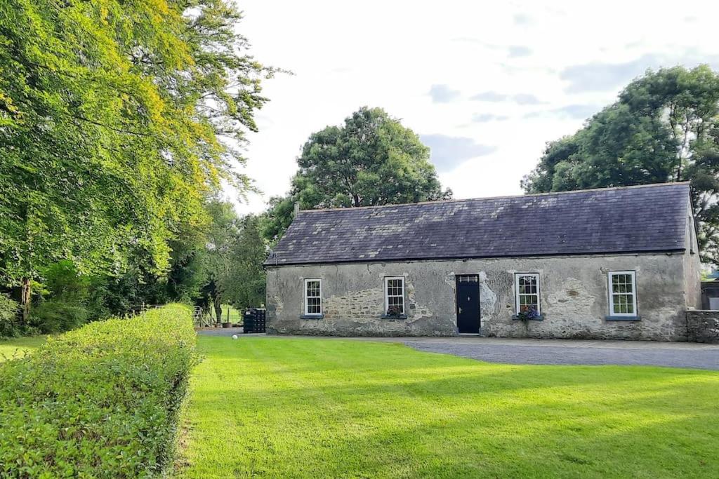莫纳汉Dundonagh House, Glaslough,的一座古老的石头房子,有大院子