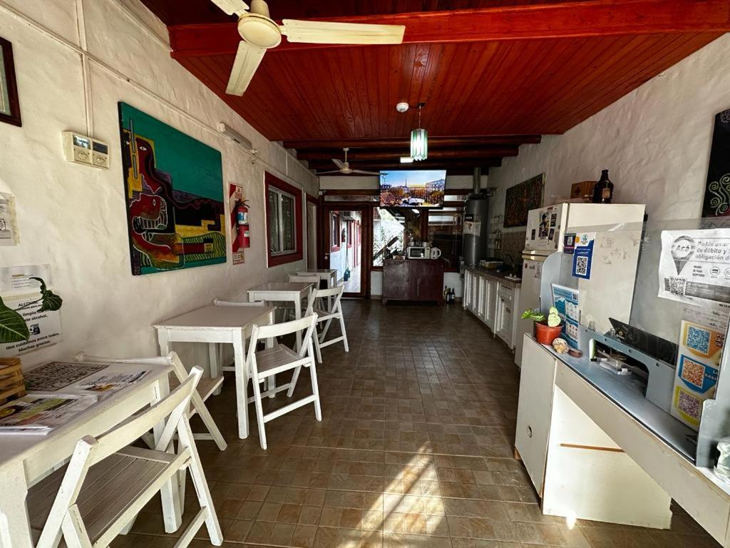 科隆Posada Costa del Sol的一间带桌椅和冰箱的餐厅