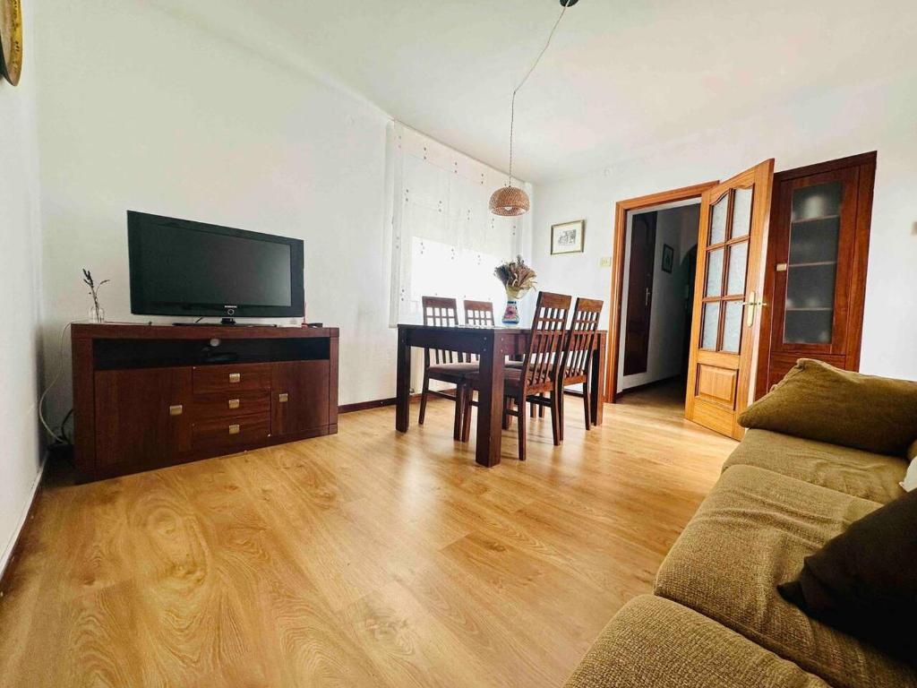 特伦普Cal Boix Apartamento的客厅配有沙发和带电视的桌子