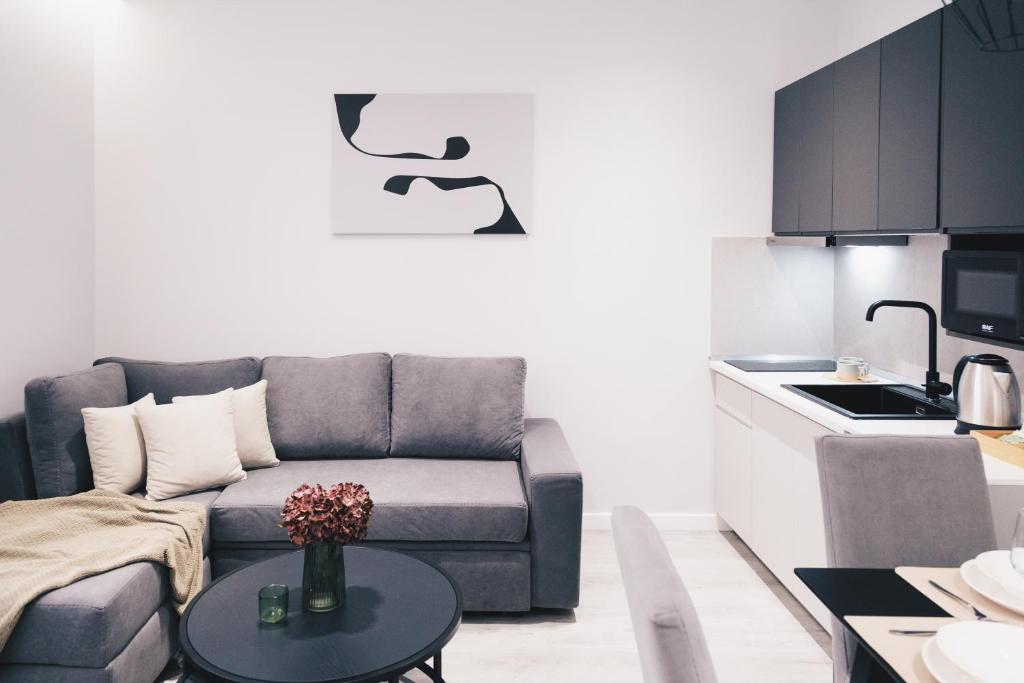 地拉那Mono Boutique Apartments的客厅配有沙发和桌子