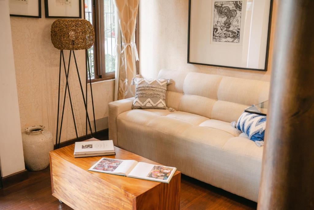 危地马拉安地瓜Boutique Villa in Antigua的客厅配有白色的沙发和桌子