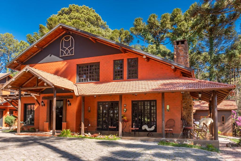 卡内拉Pousada Vila 505的橙色房子,有 ⁇ 帽屋顶