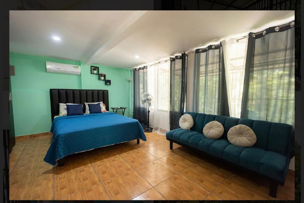 奎波斯城CASA KENJY的一间卧室配有蓝色的床和沙发