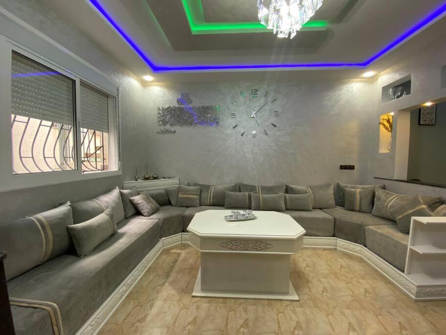 Ksar el KebirCozy apartment in Ksar el kebir的客厅配有沙发和桌子