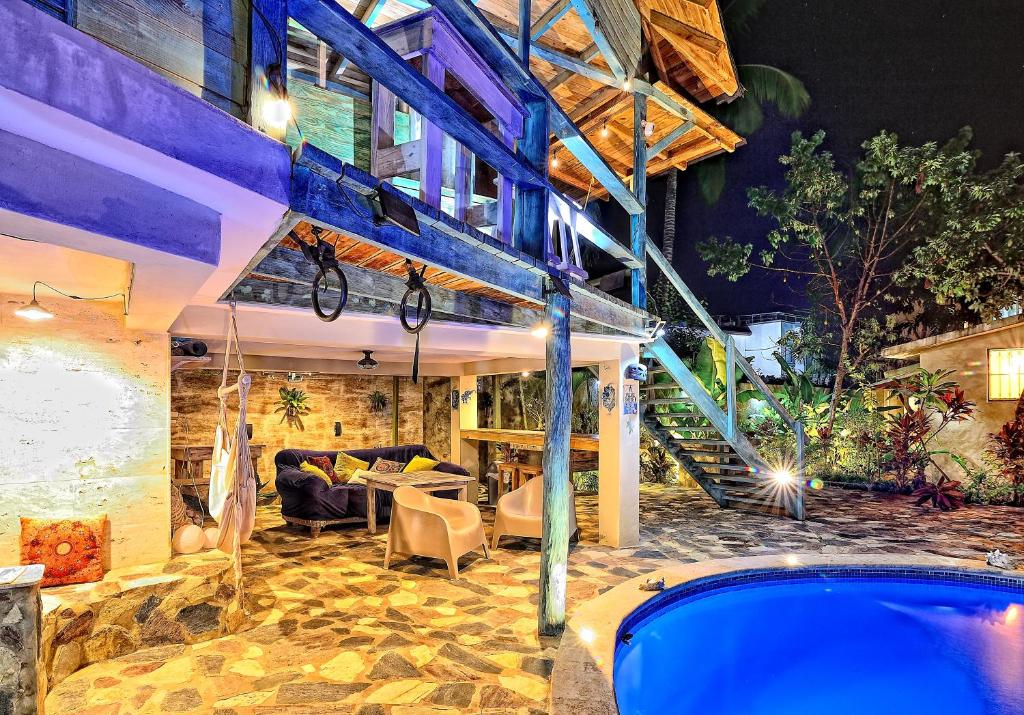 喀巴里特Cabarete Boutique Kite Hotel for up to 15 people的一座晚上设有游泳池的房子