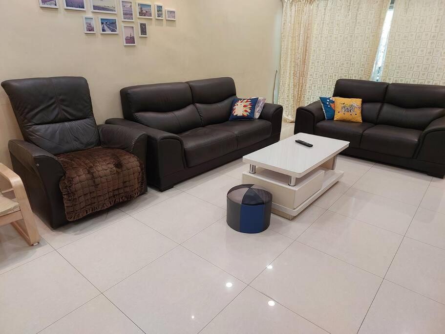 牛汝莪Home in Gelugor4R3B Dnaz Homestay@Sg. Dua的客厅配有两张沙发和一张咖啡桌