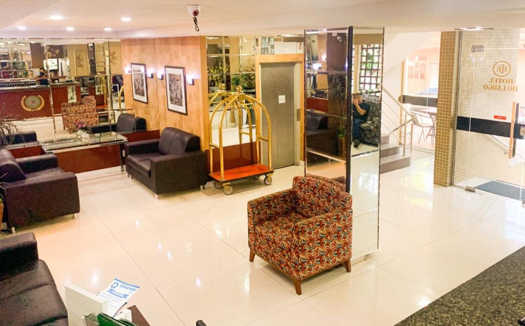 马瑙斯拉戈马瑙斯酒店的大堂设有商店内的椅子和椅子