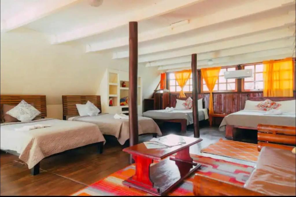曼努埃尔安东尼奥拉科利纳酒店的酒店客房设有两张床和一张桌子。
